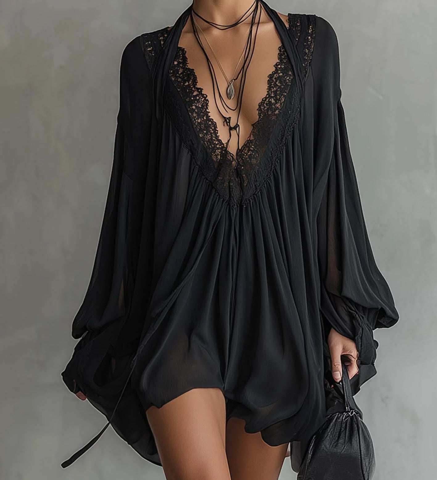 Yvonne – Schwarzes Chiffonkleid mit Spitzenkragen