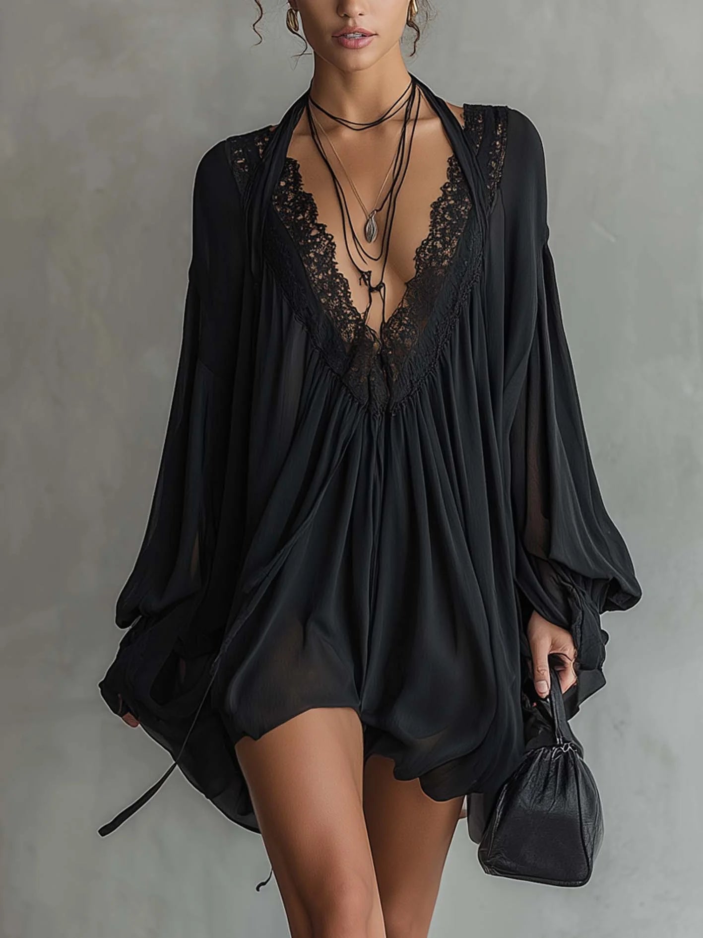 Yvonne – Schwarzes Chiffonkleid mit Spitzenkragen
