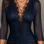 Doris – Marineblaues Kleid mit Spitzendetails
