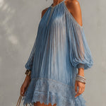 Aloisia – Blaues Chiffonkleid mit Spitzenbesatz