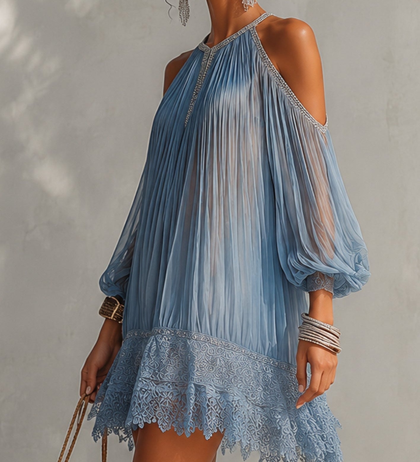 Aloisia – Blaues Chiffonkleid mit Spitzenbesatz