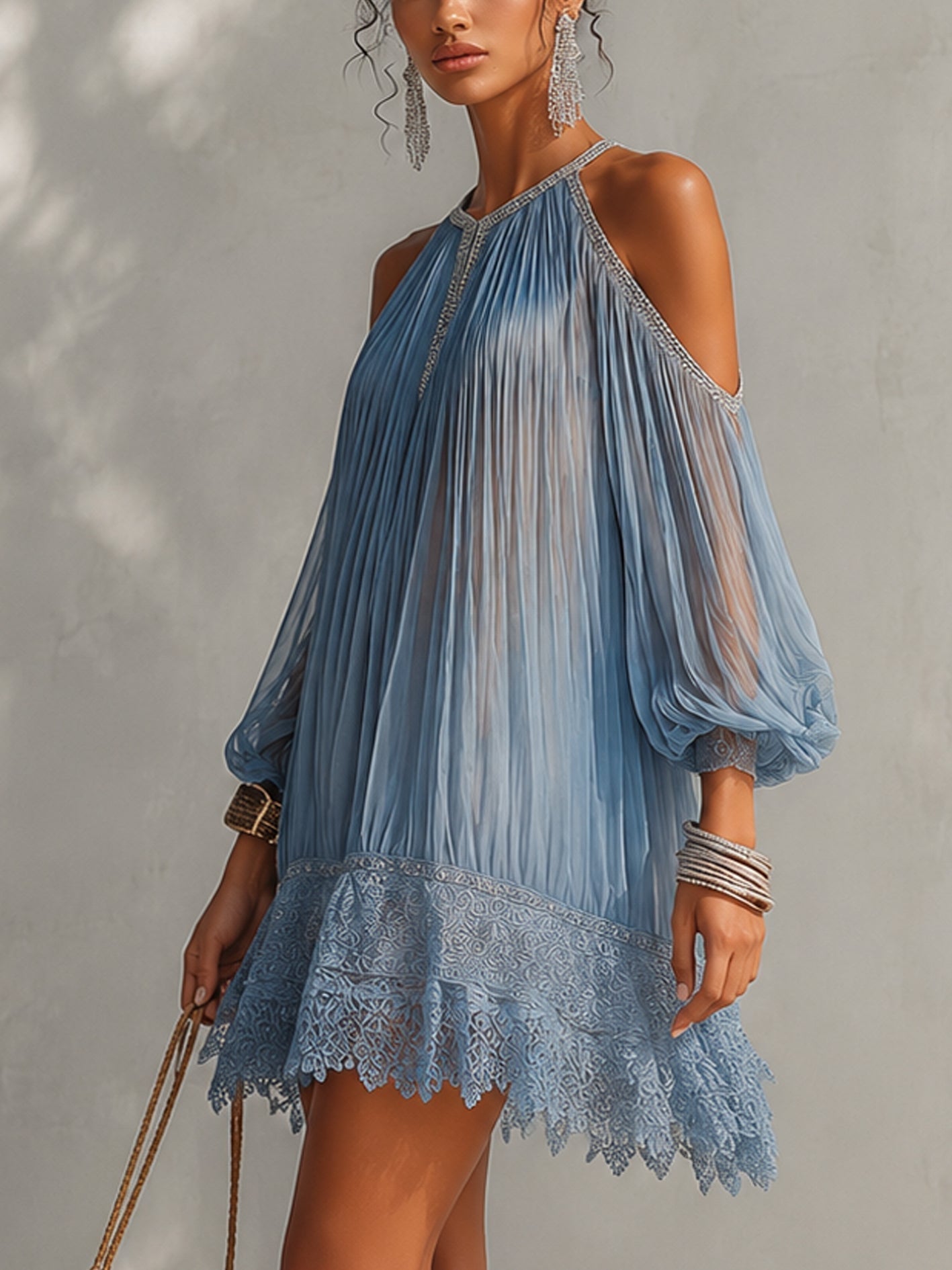 Aloisia – Blaues Chiffonkleid mit Spitzenbesatz