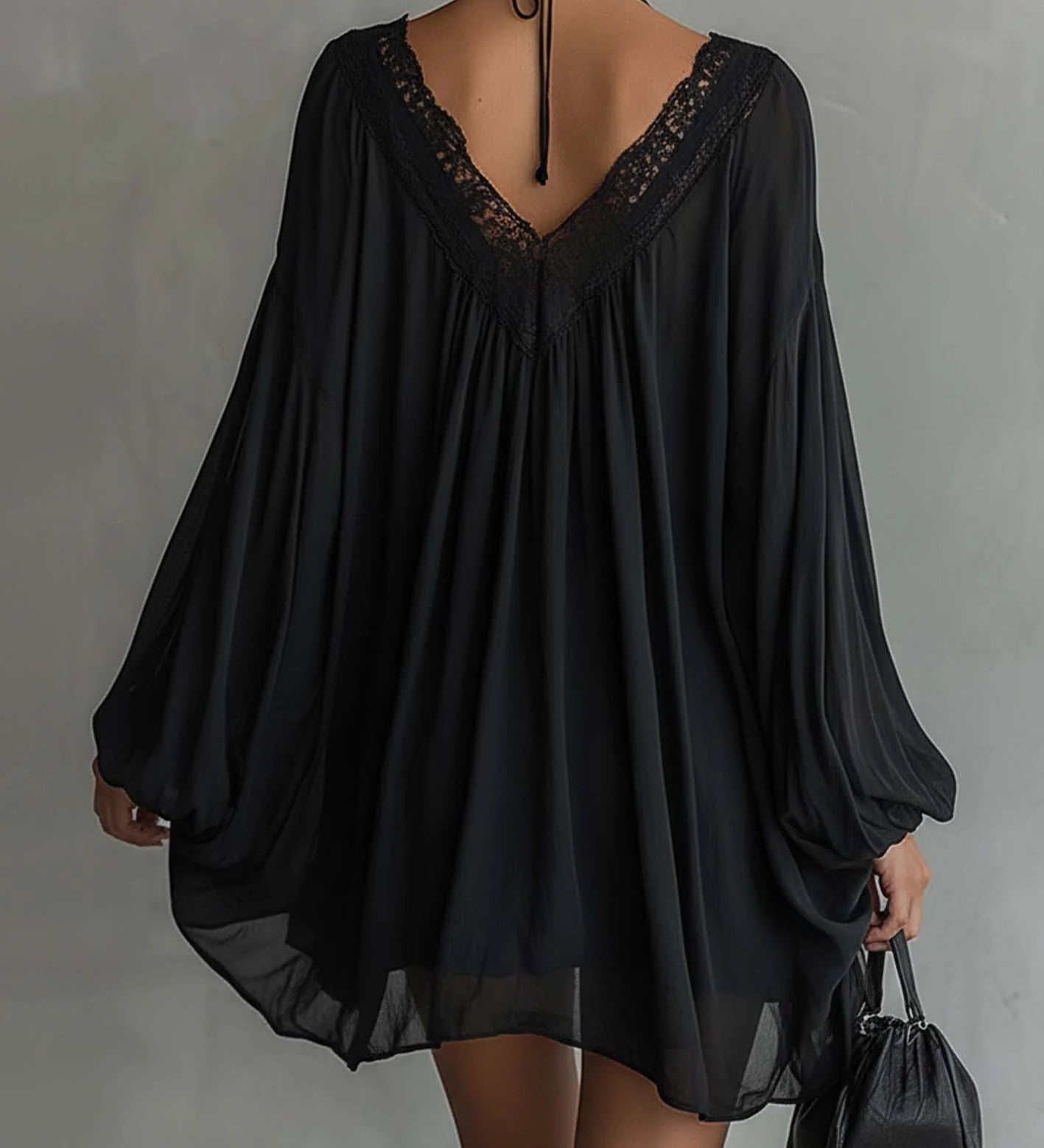 Yvonne – Schwarzes Chiffonkleid mit Spitzenkragen