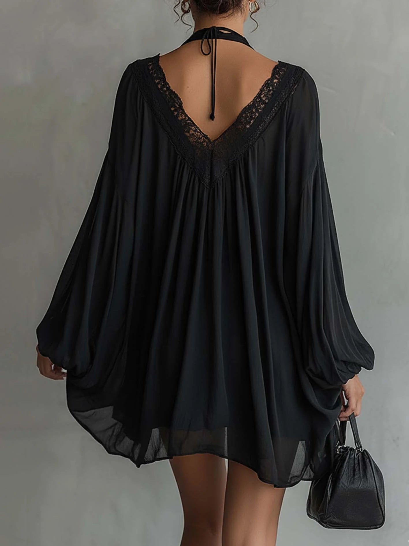 Yvonne – Schwarzes Chiffonkleid mit Spitzenkragen