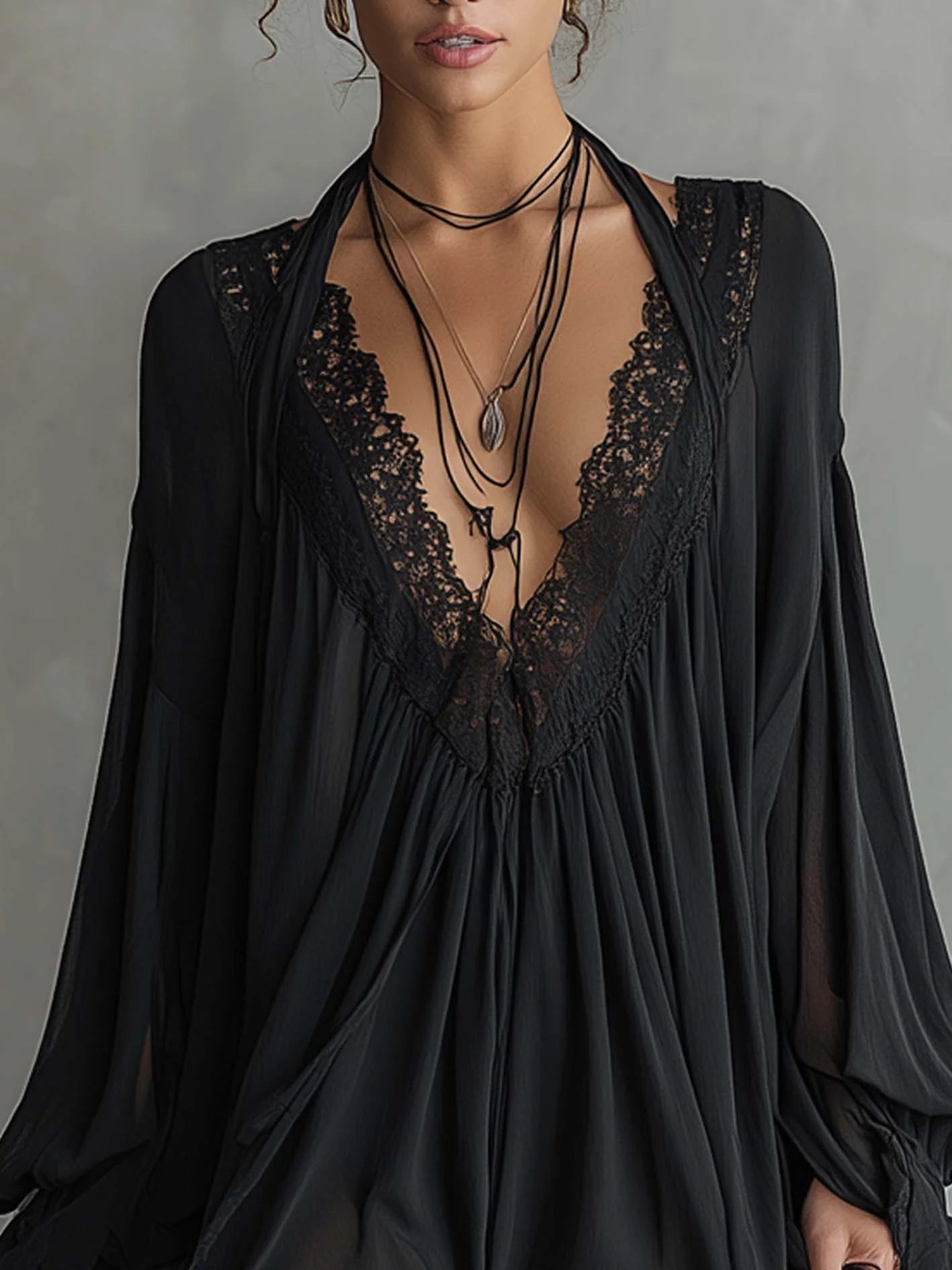 Yvonne – Schwarzes Chiffonkleid mit Spitzenkragen