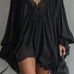 Yvonne – Schwarzes Chiffonkleid mit Spitzenkragen