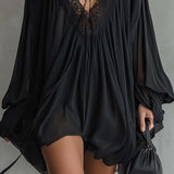Yvonne – Schwarzes Chiffonkleid mit Spitzenkragen