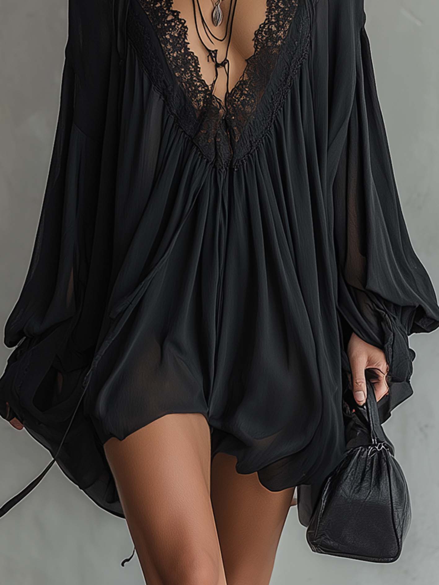 Yvonne – Schwarzes Chiffonkleid mit Spitzenkragen