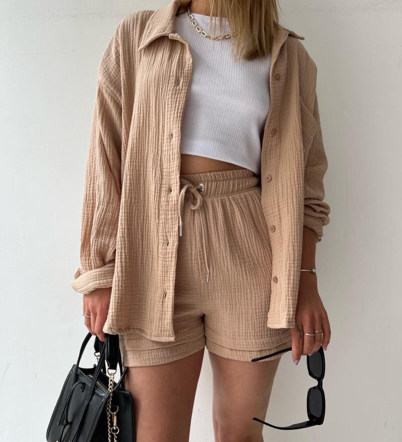Suzanne – Beiges Set mit Oversize-Hemd