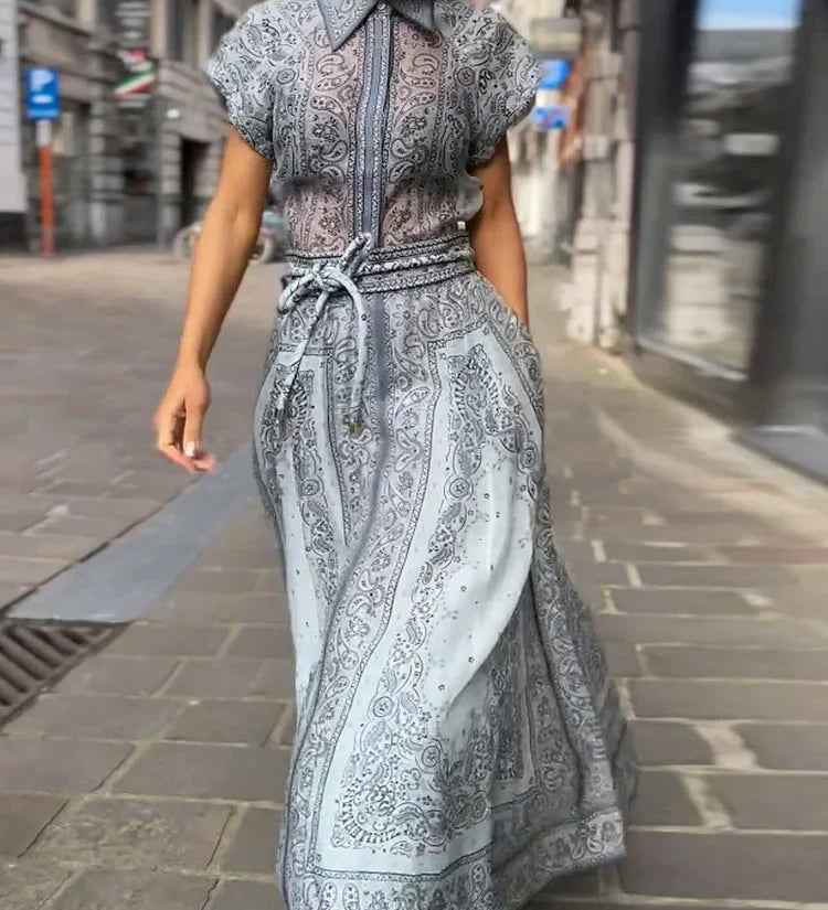 Adèle – Graues Maxikleid mit Paisleyprint