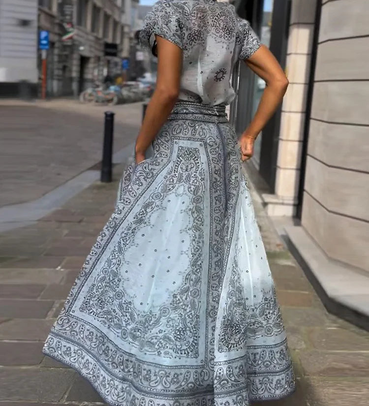 Adèle – Graues Maxikleid mit Paisleyprint