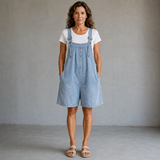 Clara | Kurze Latzhose aus hellblauem Jeansstoff