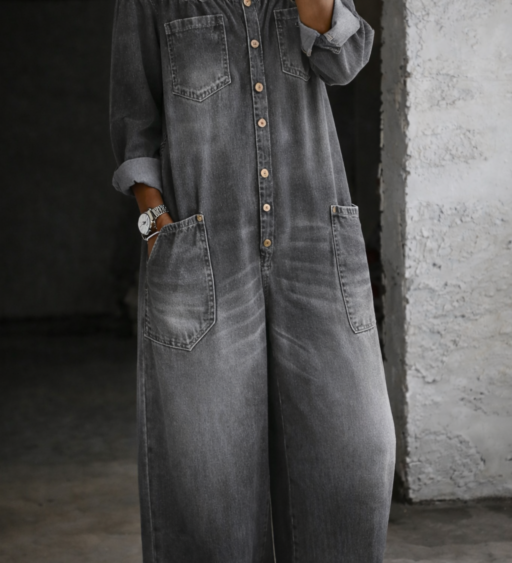 Elena – Grauer Denim-Jumpsuit mit Carmenausschnitt