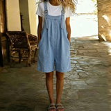 Clara | Kurze Latzhose aus hellblauem Jeansstoff