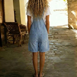 Clara | Kurze Latzhose aus hellblauem Jeansstoff