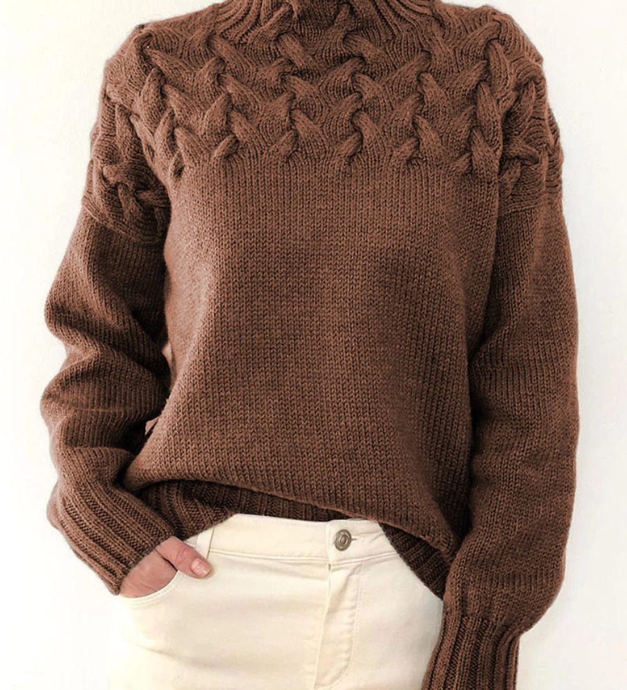 Elena – Brauner Zopfpullover mit Stehkragen