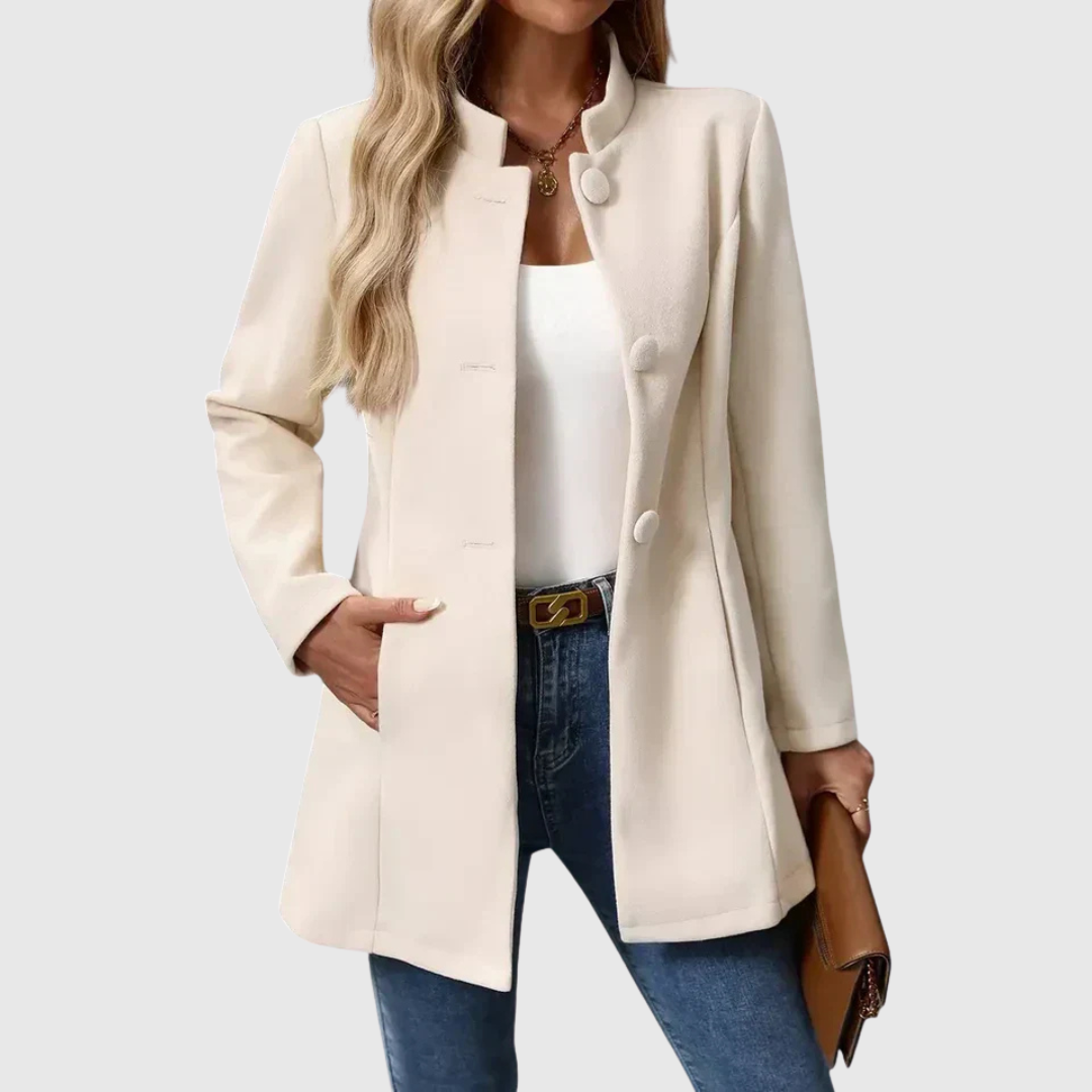Carmela – Cremefarbener Longblazer mit Goldknöpfen