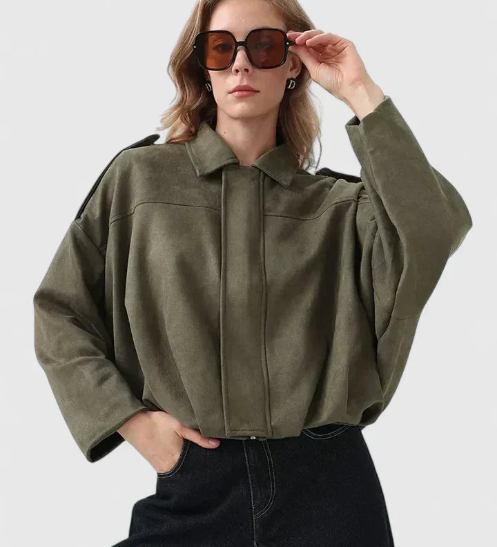 Christa – Olivgrüne Kurzjacke mit Faltendetails