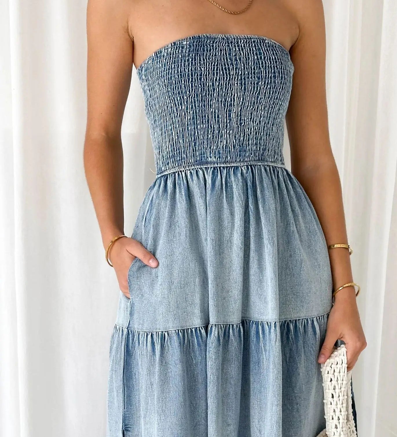 Soline – Schulterfreies Denimkleid mit Stufenrock