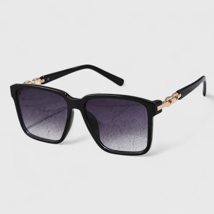 Karin – Eckige schwarze Sonnenbrille mit Zierbügeln