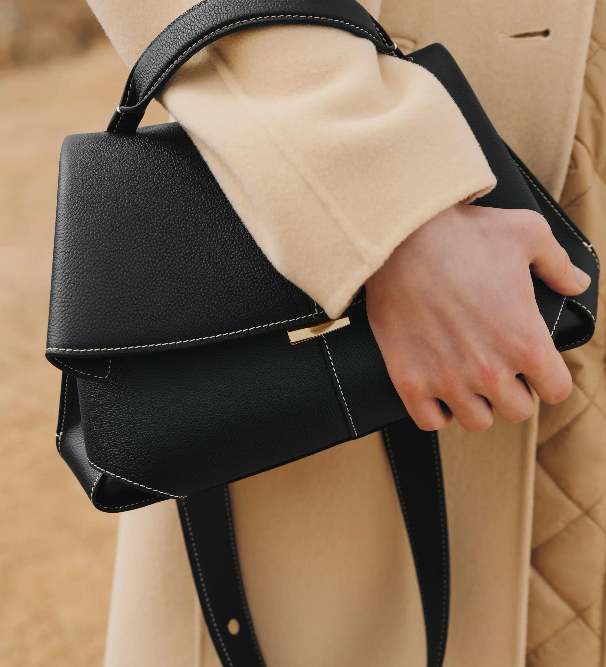 Amélie – Schwarze Handtasche mit Klappverschluss