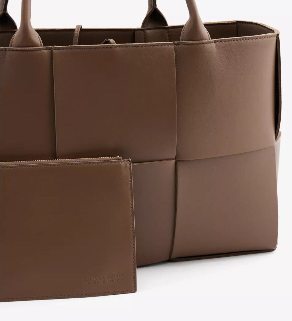 Léa – Brauner Shopper mit Flechtstruktur