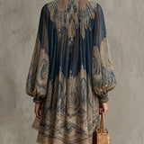 Minikleid mit asymmetrischem Schnitt und barockem Print in Marineblau mit hohem Kragen