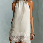 Johanna – Cremeweisses Neckholder-Kleid mit Spitzenbesatz