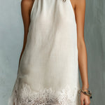 Johanna – Cremeweisses Neckholder-Kleid mit Spitzenbesatz