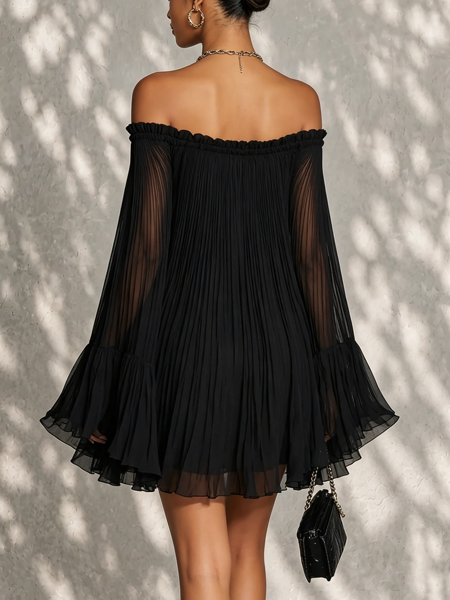 Gudrun – Schwarzes Chiffonkleid mit Glockenärmeln