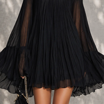Gudrun – Schwarzes Chiffonkleid mit Glockenärmeln