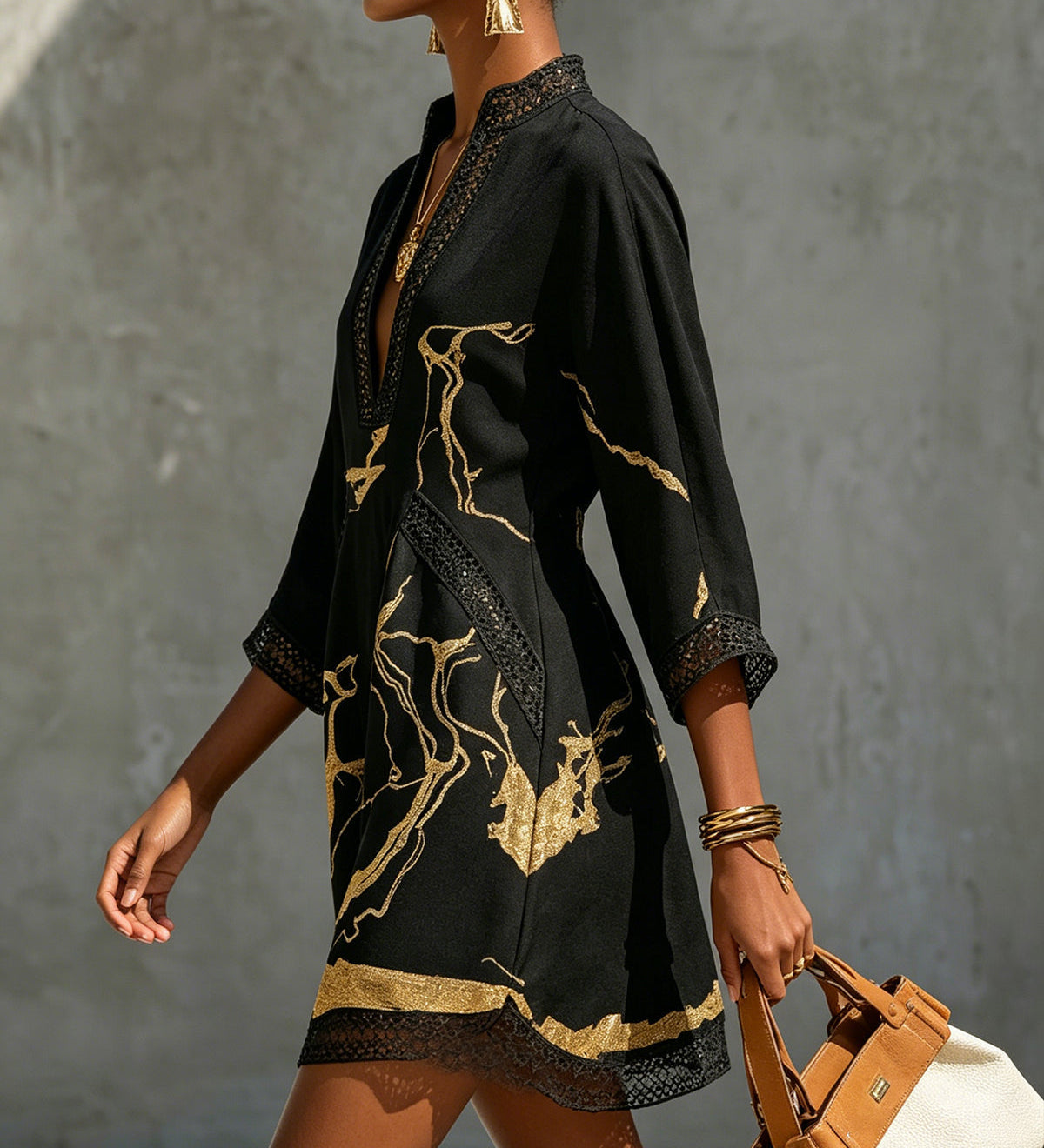 Ladina – Schwarzes Tunika-Kleid mit Goldprint