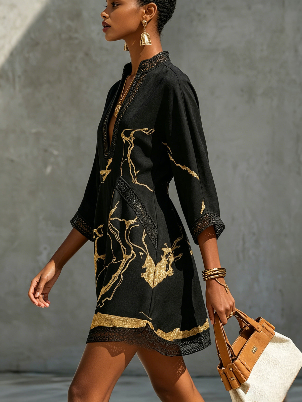 Ladina – Schwarzes Tunika-Kleid mit Goldprint