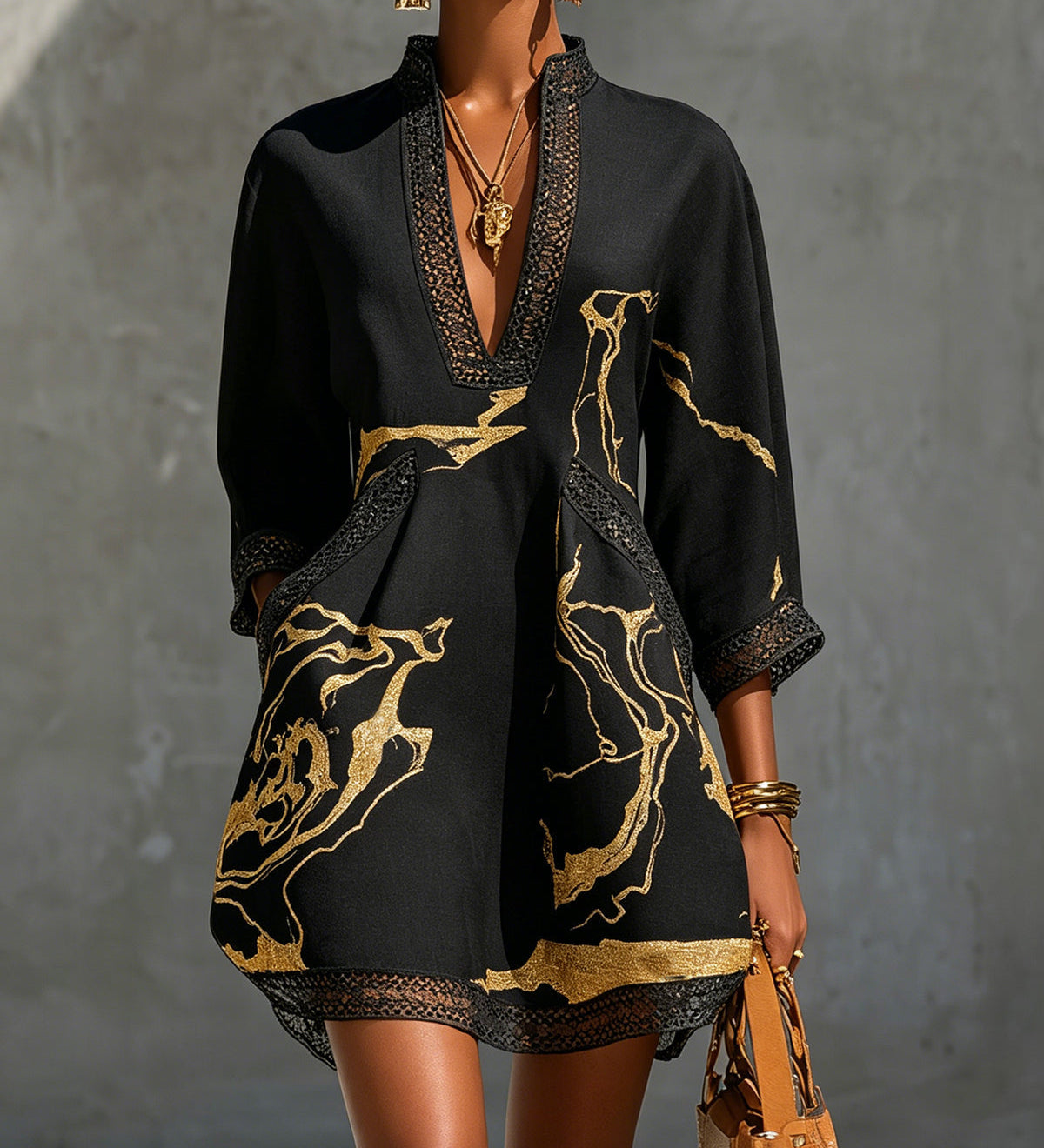 Ladina – Schwarzes Tunika-Kleid mit Goldprint