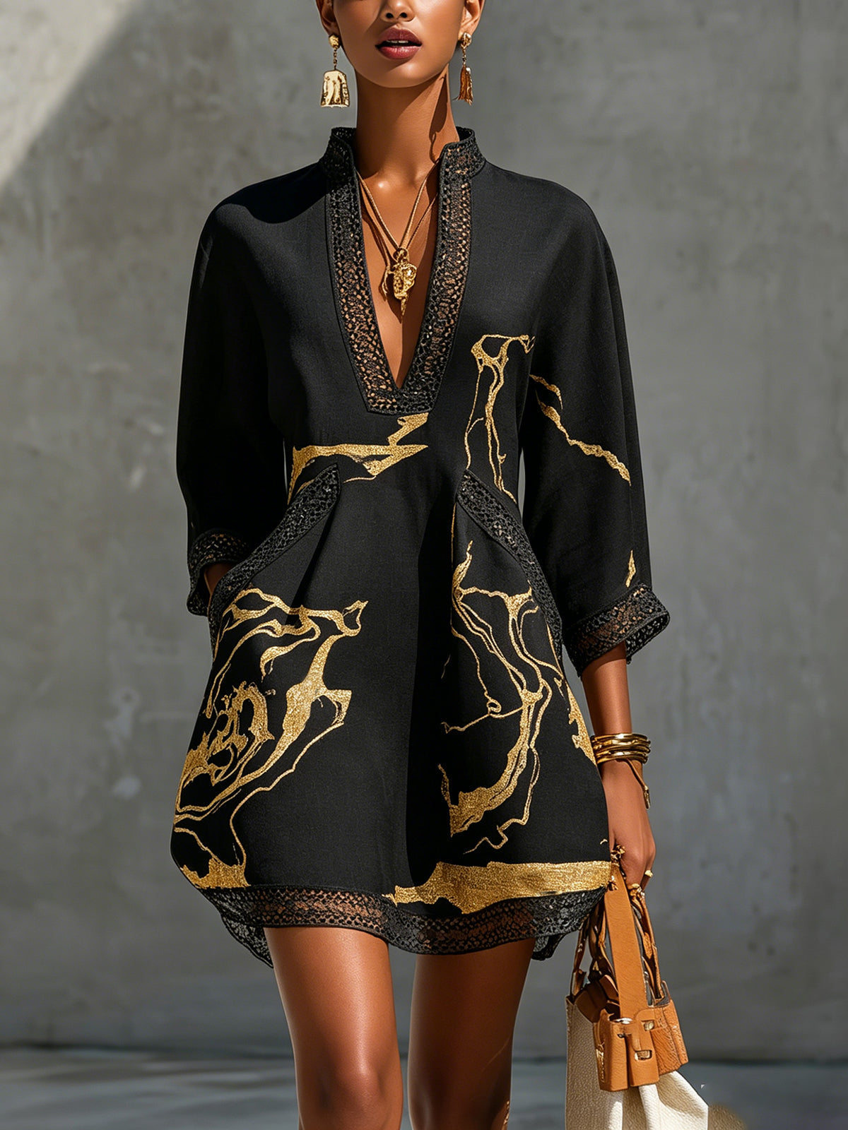 Ladina – Schwarzes Tunika-Kleid mit Goldprint
