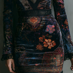 Heidrun – Samtkleid mit floralem Kontrastmuster