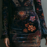 Heidrun – Samtkleid mit floralem Kontrastmuster