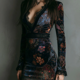 Heidrun – Samtkleid mit floralem Kontrastmuster