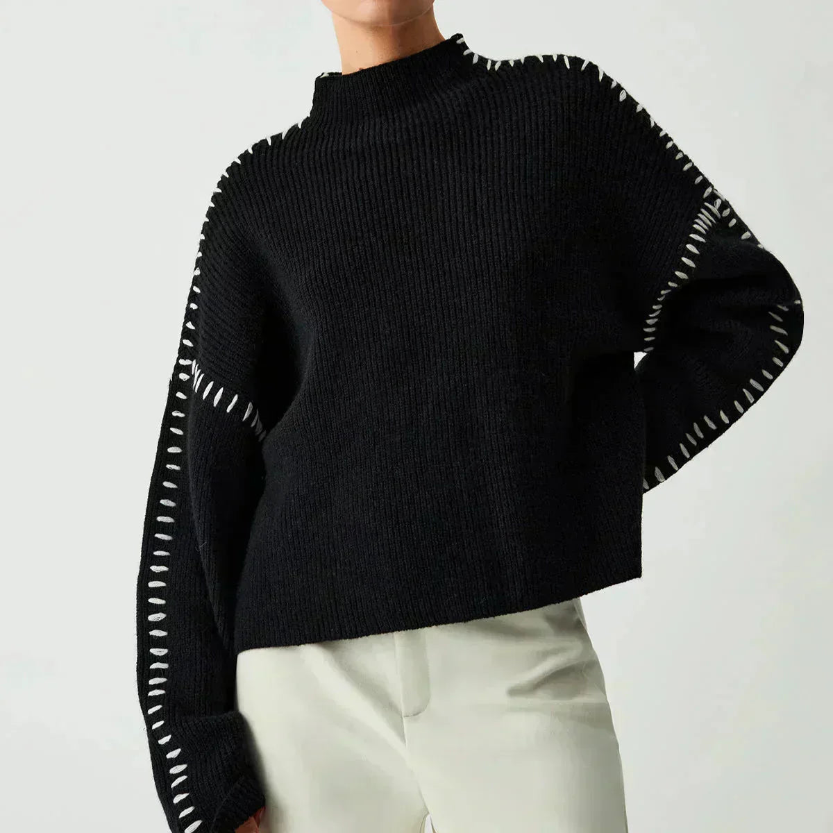 Nia – Schwarzer Pullover mit Zierstichen