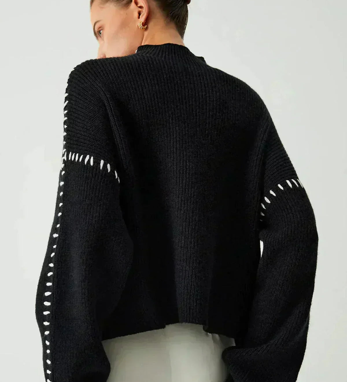 Nia – Schwarzer Pullover mit Zierstichen