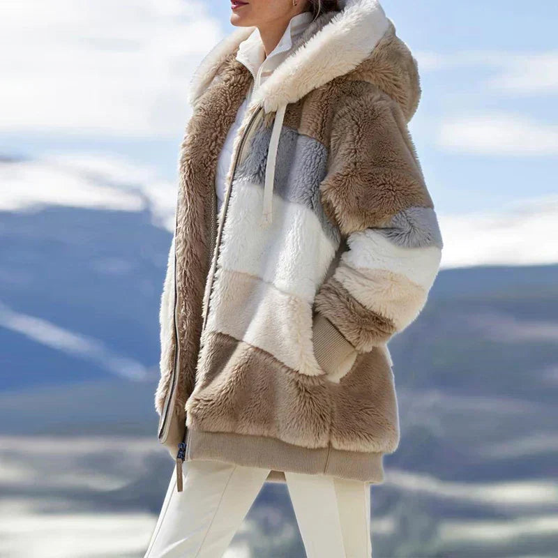 Keira – Blaue Teddyjacke im Colorblock-Design
